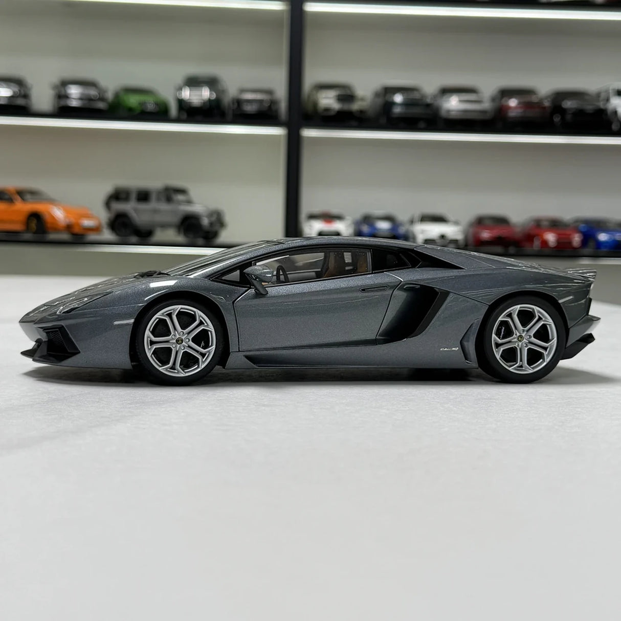 AutoArt Lamborghini 2011 Aventador LP700-4 جراي 1:18 – نموذج معدني قابل للجمع