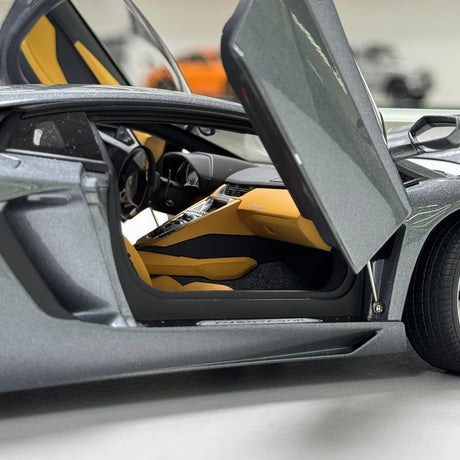 AutoArt Lamborghini 2011 Aventador LP700-4 Grey 1:18 – Keräilyesine valuvalumalli