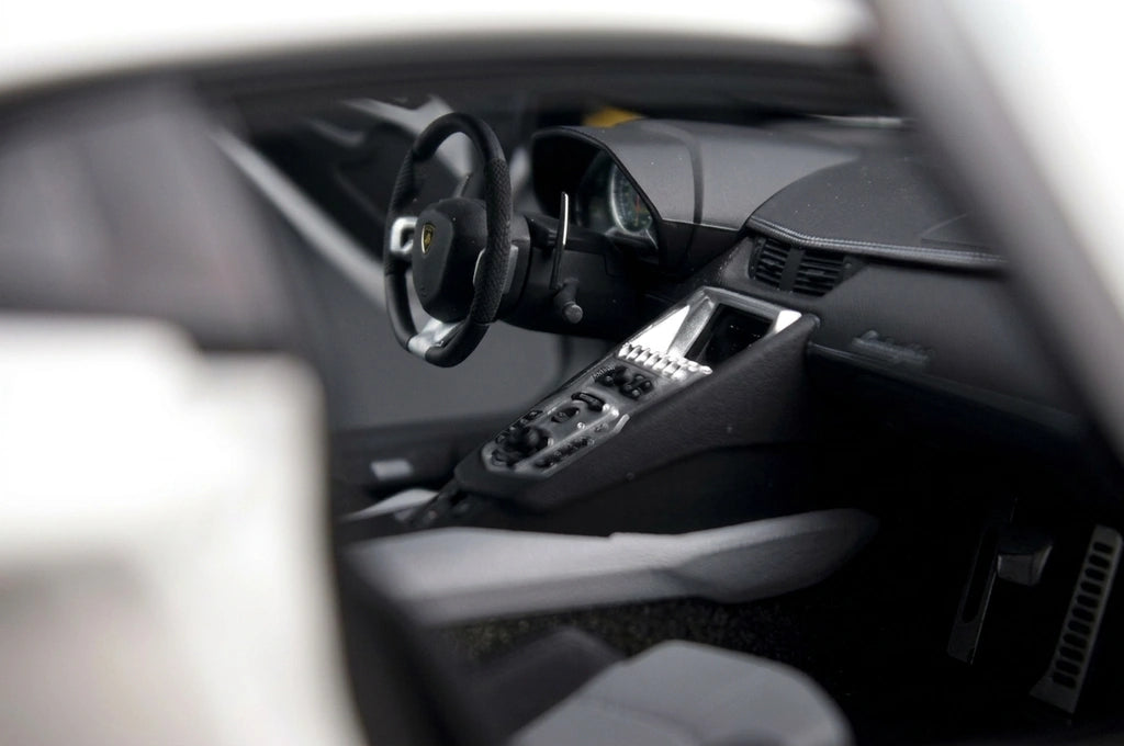 AutoArt Lamborghini 2011 Aventador LP700-4 وايت 1:18 – نموذج معدني قابل للجمع من القالب المصبوب