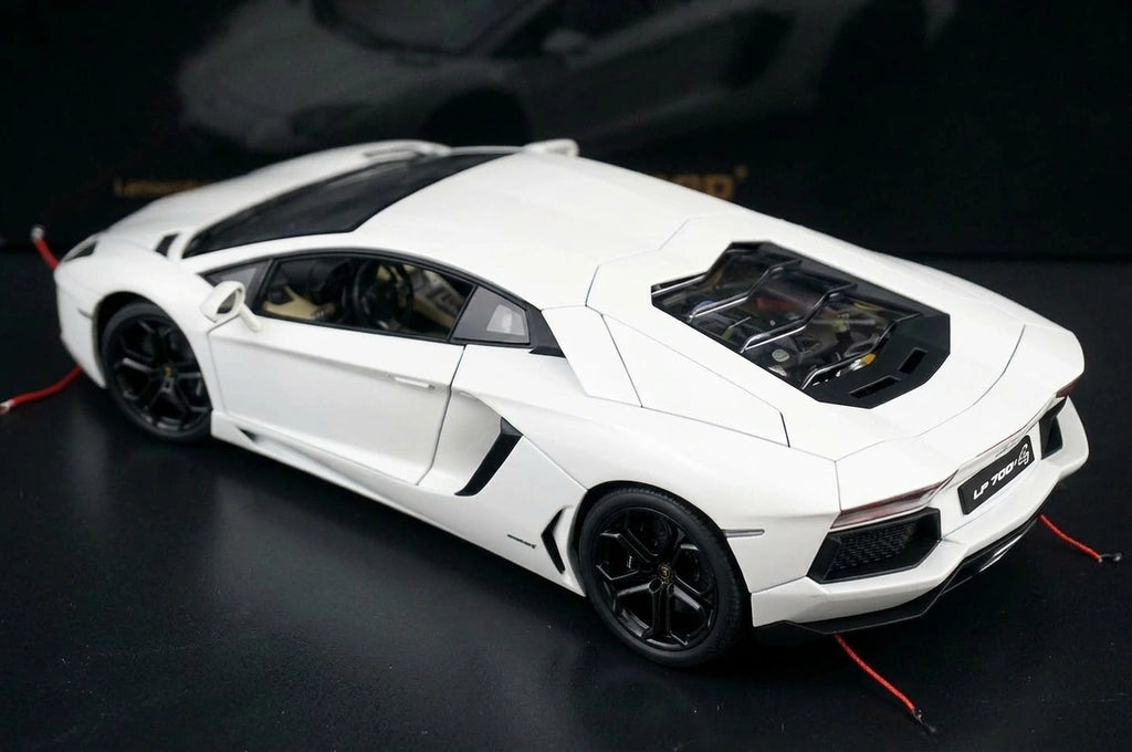 AutoArt Lamborghini 2011 Aventador LP700-4 وايت 1:18 – نموذج معدني قابل للجمع من القالب المصبوب
