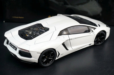 AutoArt Lamborghini 2011 Aventador LP700-4 White 1:18 – Keräilyesineet valuvalumallit