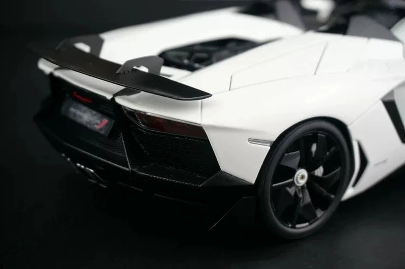 AutoArt Lamborghini 2012 Aventador J White 1:18 – نموذج معدني قابل للجمع مصبوب.