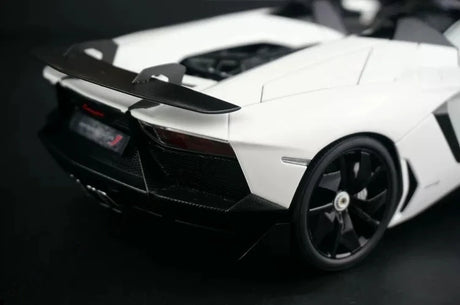 AutoArt Lamborghini 2012 Aventador J White 1:18 – Keräilyesineitä valuvalumallina