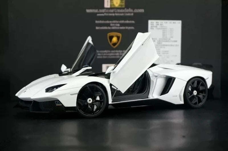 AutoArt Lamborghini 2012 Aventador J White 1:18 – نموذج معدني قابل للجمع مصبوب.