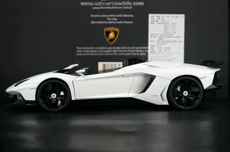 AutoArt Lamborghini 2012 Aventador J White 1:18 – نموذج معدني قابل للجمع مصبوب.