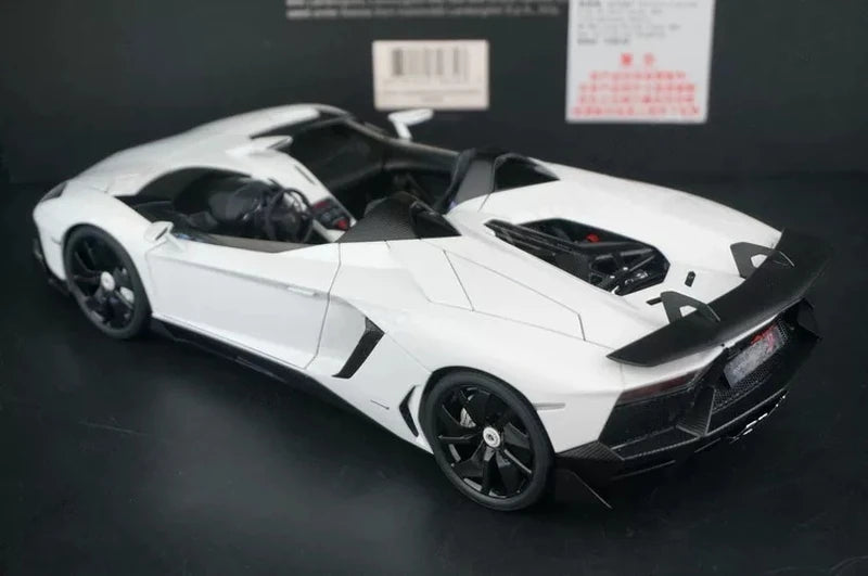 AutoArt Lamborghini 2012 Aventador J White 1:18 – نموذج معدني قابل للجمع مصبوب.