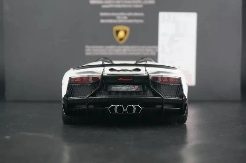 AutoArt Lamborghini 2012 Aventador J White 1:18 – نموذج معدني قابل للجمع مصبوب.