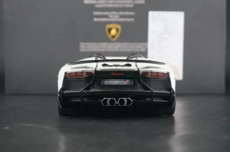AutoArt Lamborghini 2012 Aventador J White 1:18 – Keräilyesineitä valuvalumallina