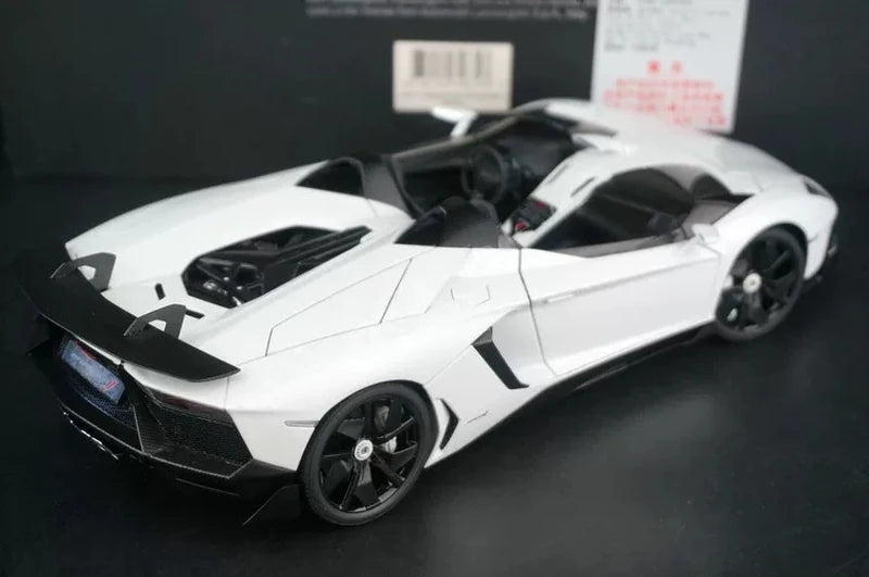 AutoArt Lamborghini 2012 Aventador J White 1:18 – نموذج معدني قابل للجمع مصبوب.
