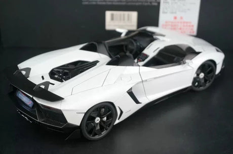 AutoArt Lamborghini 2012 Aventador J White 1:18 – Keräilyesineitä valuvalumallina