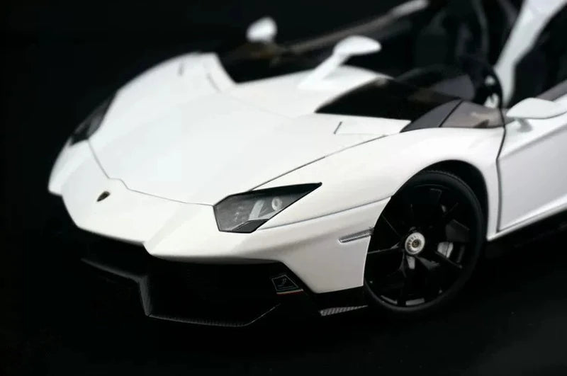 AutoArt Lamborghini 2012 Aventador J White 1:18 – نموذج معدني قابل للجمع مصبوب.