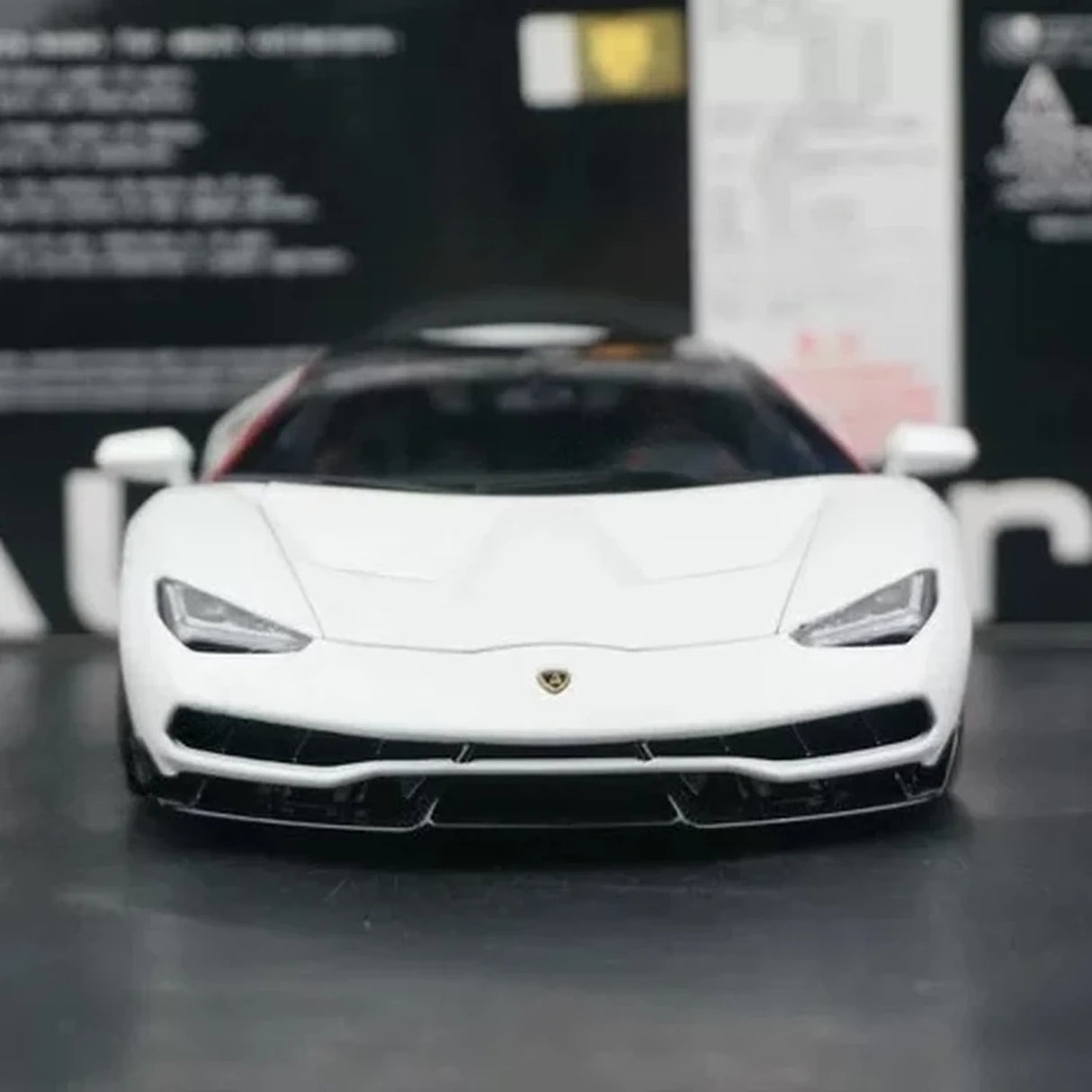 AutoArt Lamborghini 2016 سينتيناريو LP770-4 وايت 1:18 – نموذج معدني قابل للجمع مصبوب.