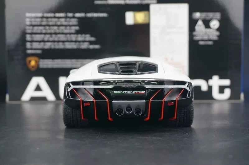 AutoArt Lamborghini 2016 سينتيناريو LP770-4 وايت 1:18 – نموذج معدني قابل للجمع مصبوب.