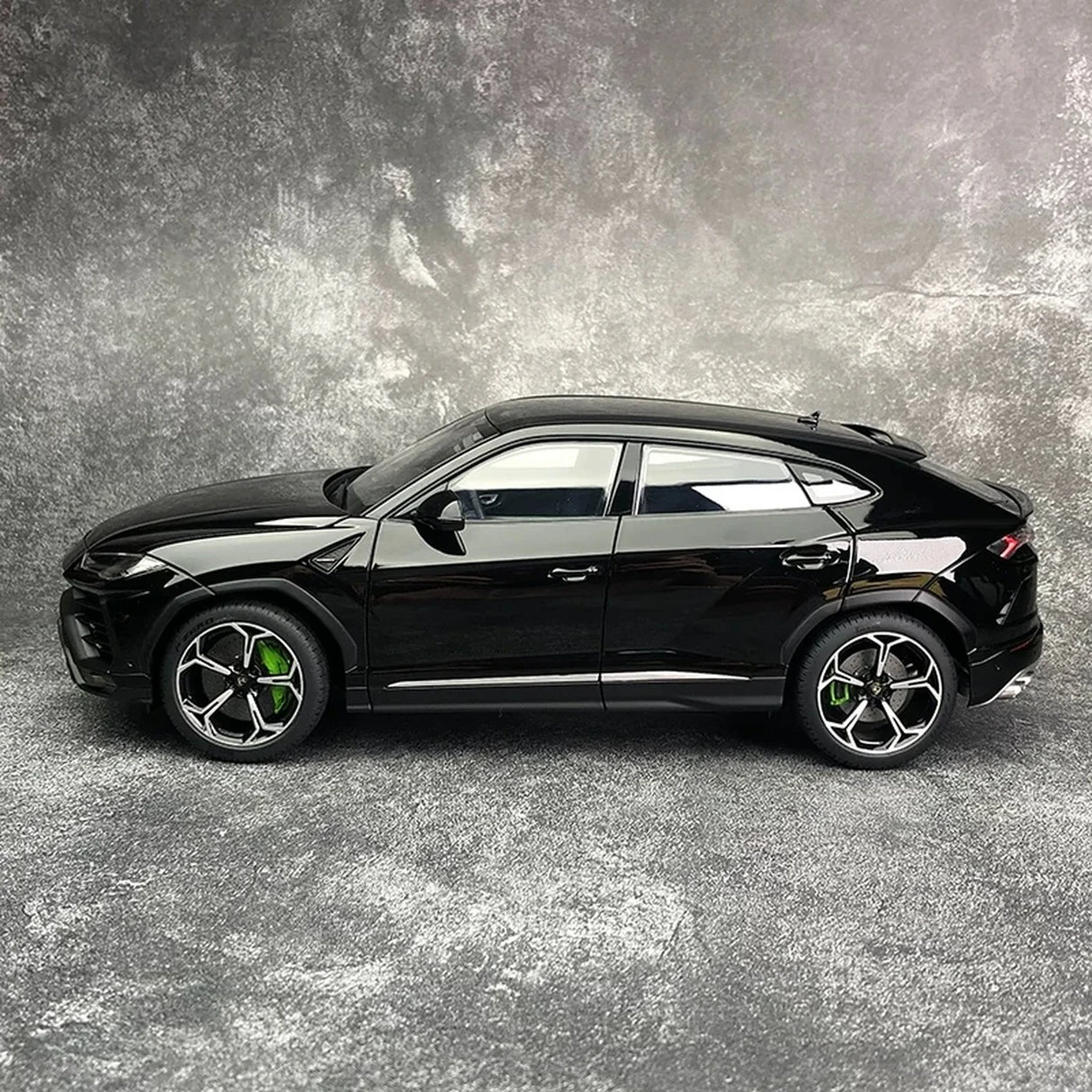 AutoArt Lamborghini 2018 Urus بلاك 1:18 – نموذج معدني قابل للجمع من القالب المصبوب