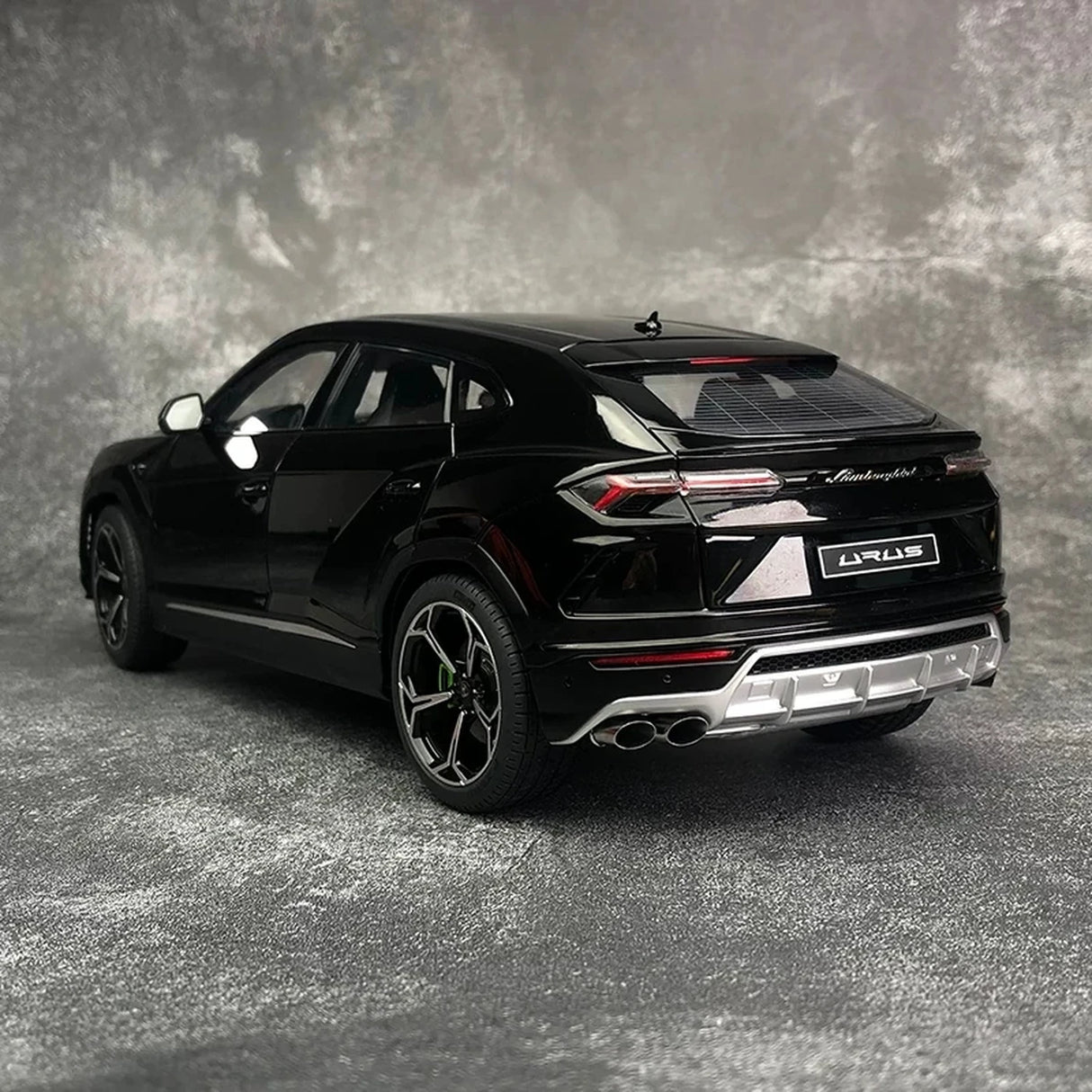 AutoArt Lamborghini 2018 Urus بلاك 1:18 – نموذج معدني قابل للجمع من القالب المصبوب
