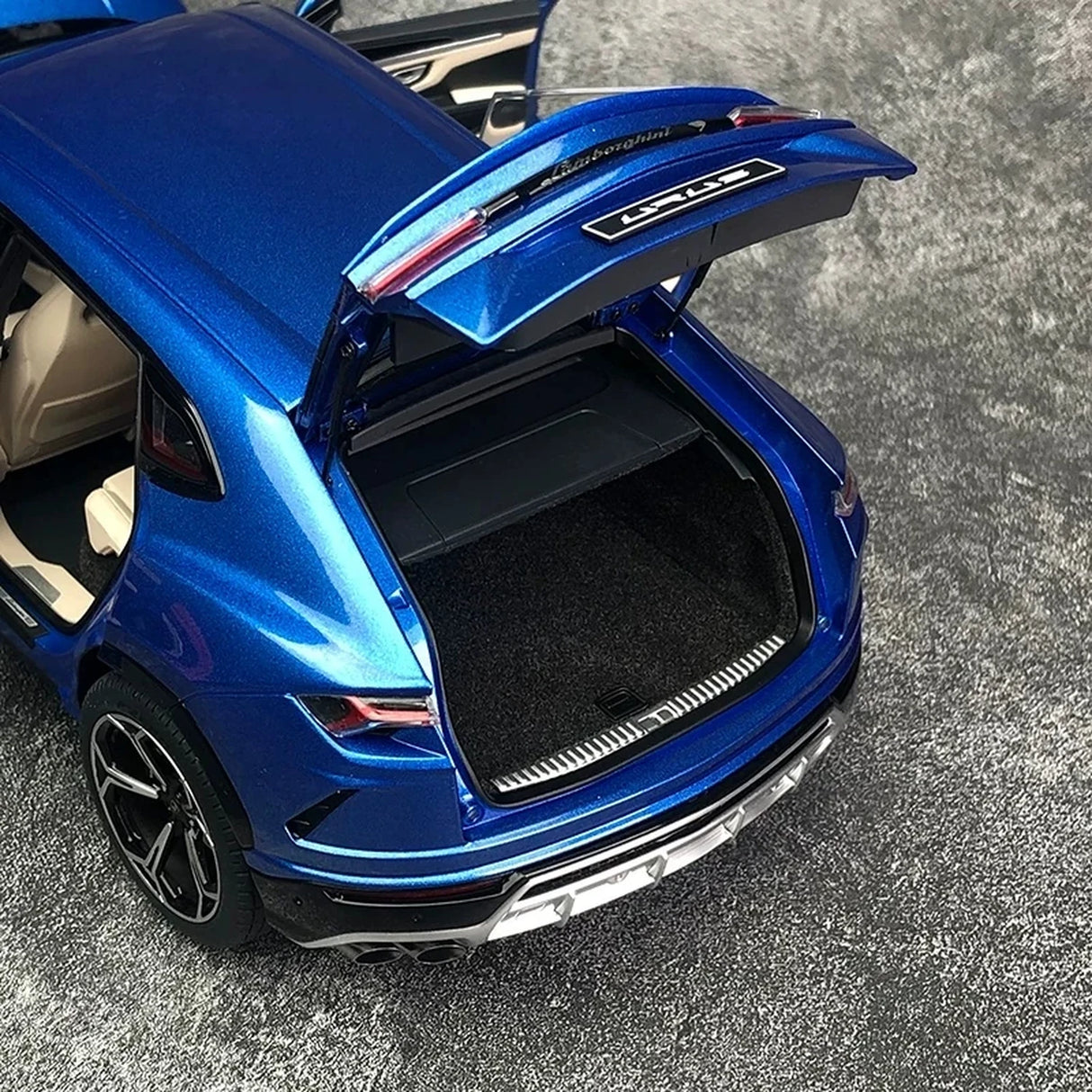 AutoArt Lamborghini 2018 Urus Blue 1:18 – Collectible Diecast Model Die-Cast