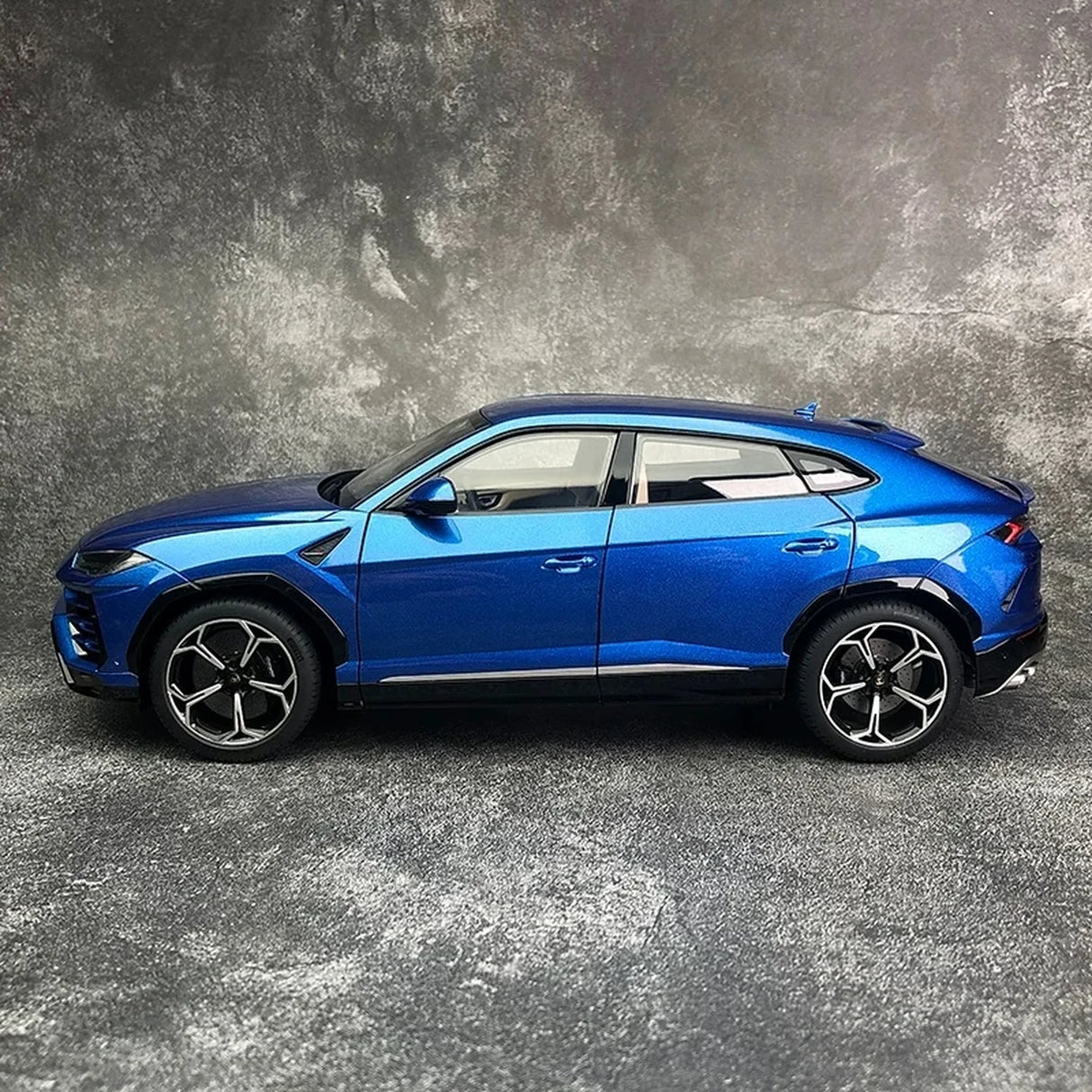 AutoArt Lamborghini 2018 Urus Blue 1:18 – Collectible Diecast Model Die-Cast