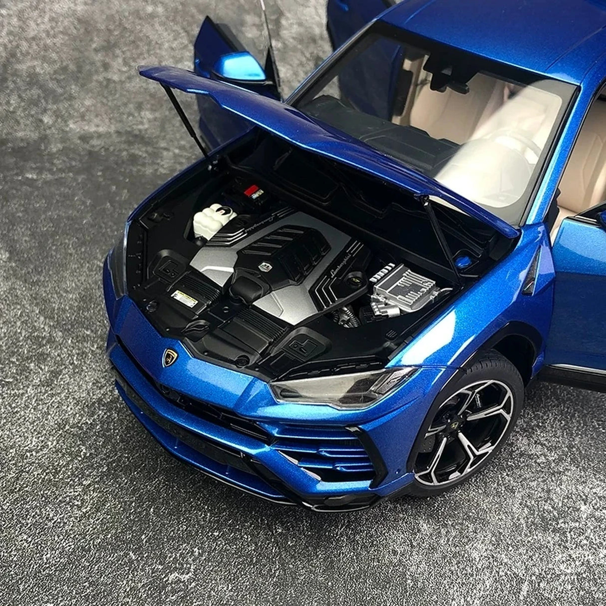 AutoArt Lamborghini 2018 Urus Blue 1:18 – Collectible Diecast Model Die-Cast