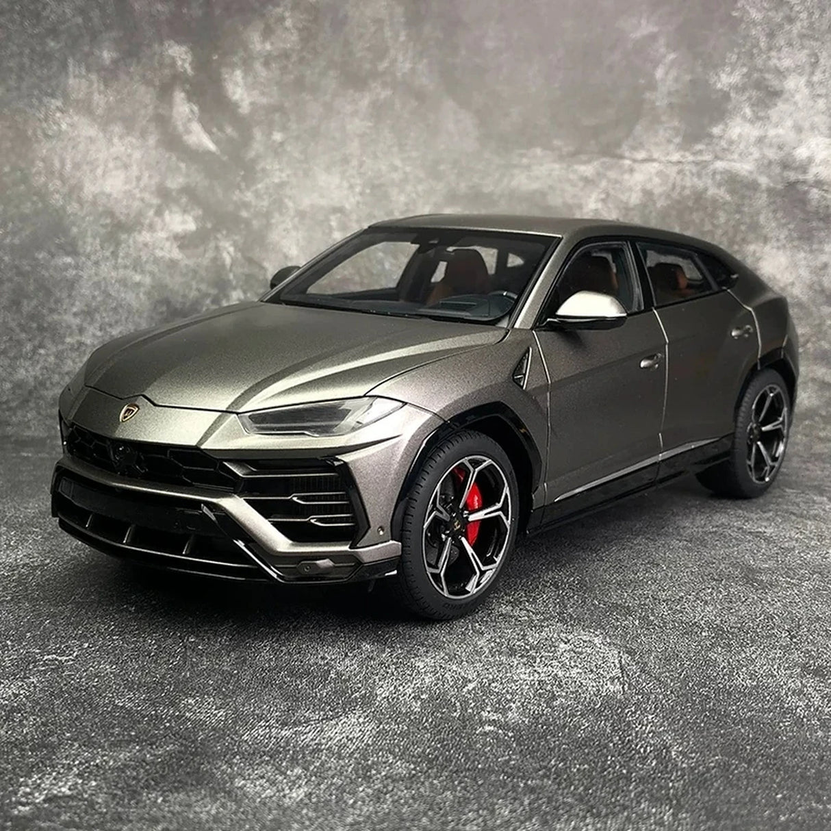 AutoArt Lamborghini 2018 Urus رمادي 1:18 – نموذج معدني قابل للجمع من القالب المصبوب