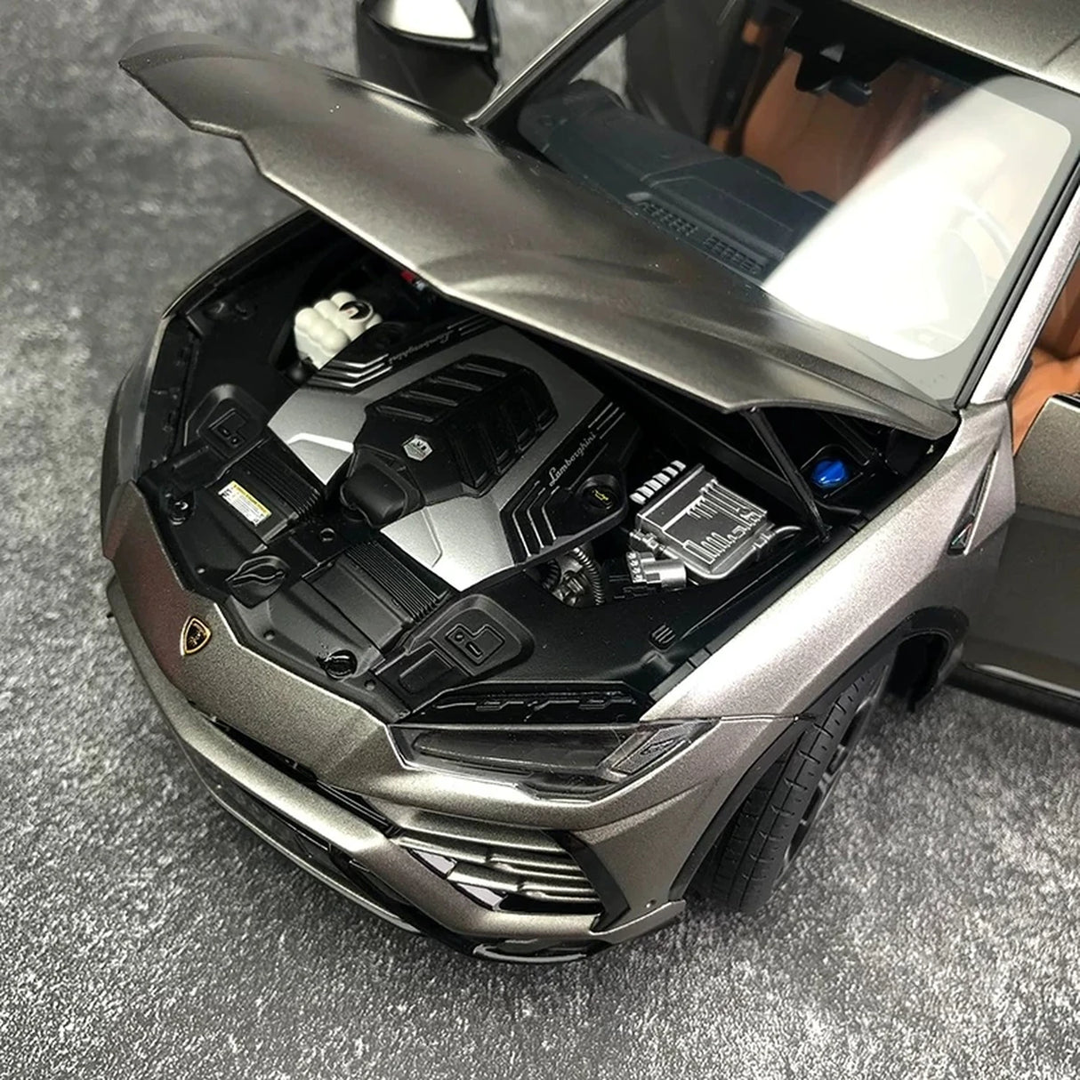 AutoArt Lamborghini 2018 Urus رمادي 1:18 – نموذج معدني قابل للجمع من القالب المصبوب