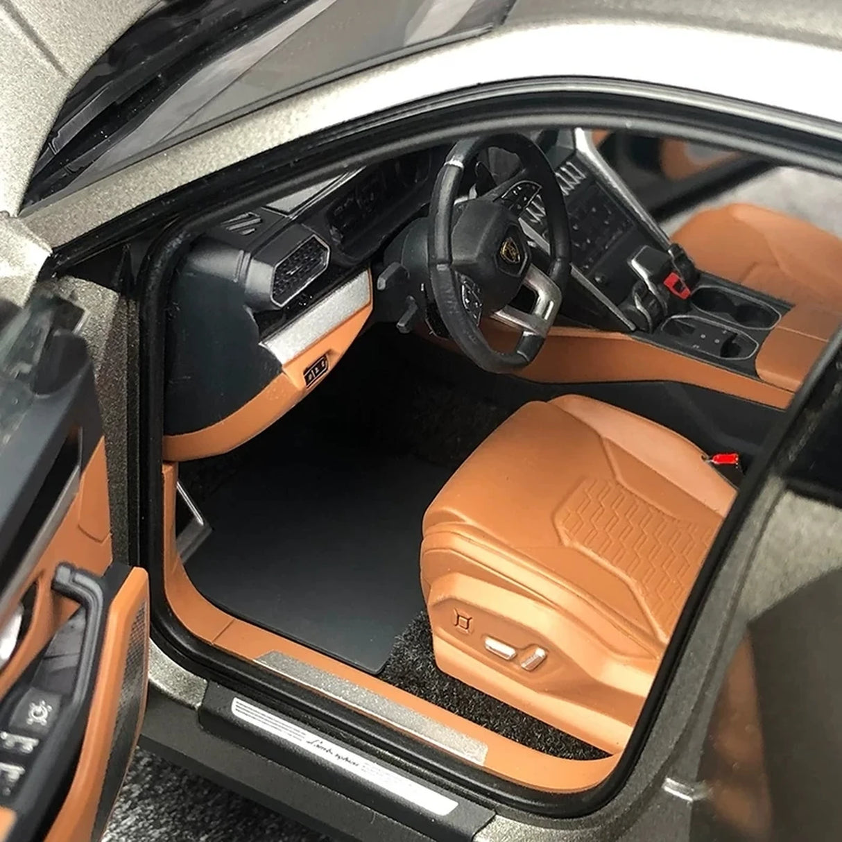 AutoArt Lamborghini 2018 Urus رمادي 1:18 – نموذج معدني قابل للجمع من القالب المصبوب