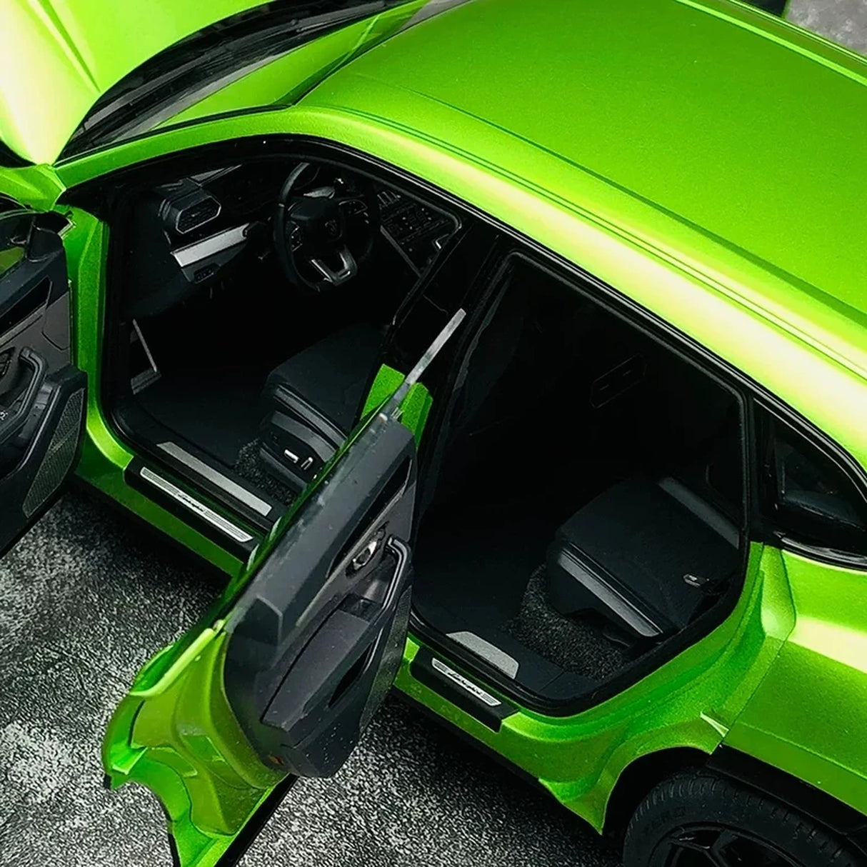 AutoArt Lamborghini 2018 Urus 1:18 الأخضر – نموذج معدني قابل للجمع من القالب المصبوب