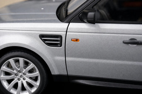 AutoArt Land Rover 2002 Range Rover سيلفر 1:18 – نموذج معدني قابل للجمع من القالب المصبوب