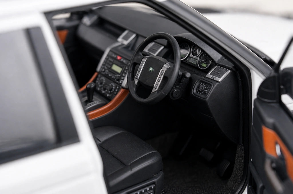 AutoArt Land Rover 2005 Range Rover سبورت وايت 1:18 – نموذج معدني قابل للجمع مصبوب.