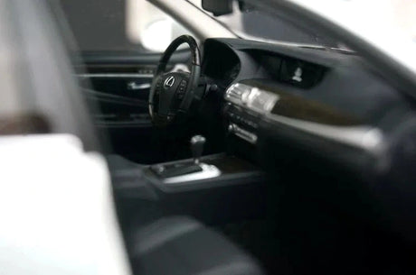 AutoArt Lexus 2007 LS600hL وايت 1:18 – نموذج معدني قابل للجمع مصبوب، مصبوب.