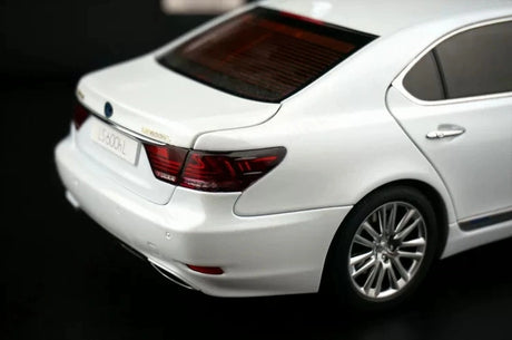 AutoArt Lexus 2007 LS600hL وايت 1:18 – نموذج معدني قابل للجمع مصبوب، مصبوب.