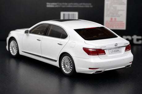 AutoArt Lexus 2007 LS600hL وايت 1:18 – نموذج معدني قابل للجمع مصبوب، مصبوب.