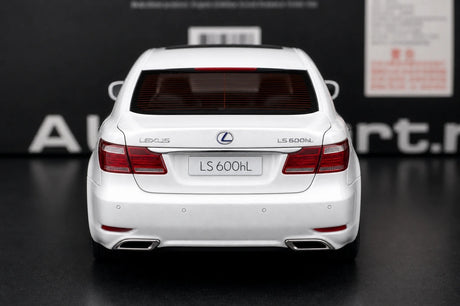 AutoArt Lexus 2007 LS600hL وايت 1:18 – نموذج معدني قابل للجمع مصبوب، مصبوب.