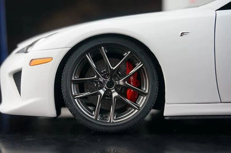 AutoArt Lexus 2010 LFA وايت 1:18 – نموذج معدني قابل للجمع مصبوب.