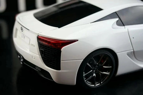AutoArt Lexus 2010 LFA وايت 1:18 – نموذج معدني قابل للجمع مصبوب.