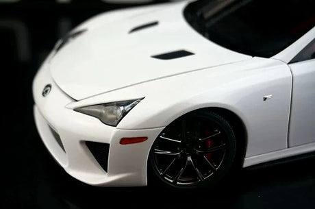 AutoArt Lexus 2010 LFA وايت 1:18 – نموذج معدني قابل للجمع مصبوب.