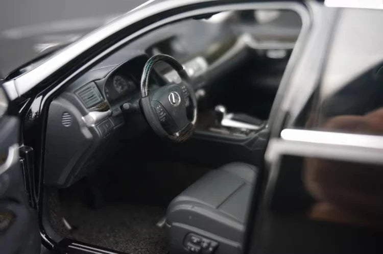 [AutoArt] 1:18 Lexus 2013 LS 600hL Black Model Car Die-Cast