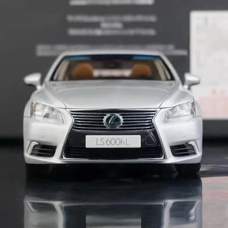 [AutoArt] 1:18 Lexus 2013 LS 600hL Silver Model Car Die-Cast