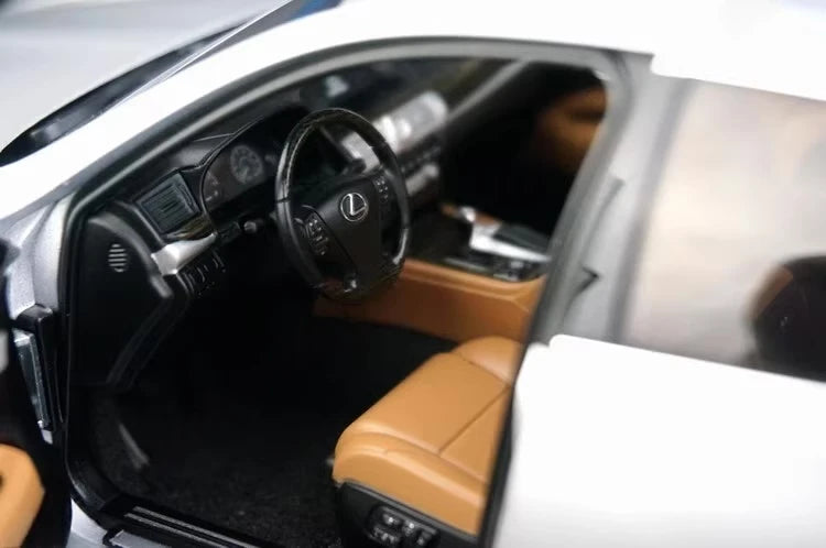 [AutoArt] 1:18 Lexus 2013 LS 600hL Silver Model Car Die-Cast