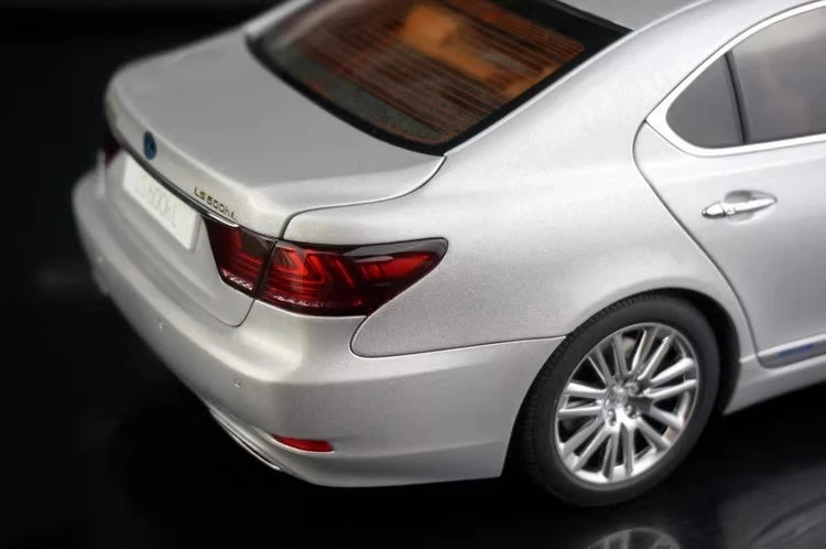 [AutoArt] 1:18 Lexus 2013 LS 600hL Silver Model Car Die-Cast