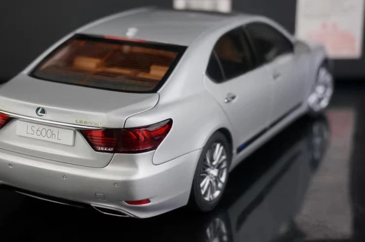 [AutoArt] 1:18 Lexus 2013 LS 600hL Silver Model Car Die-Cast
