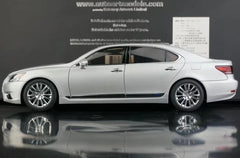 [AutoArt] 1:18 Lexus 2013 LS 600hL Silver Model Car Die-Cast