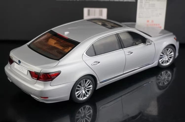 [AutoArt] 1:18 Lexus 2013 LS 600hL Silver Model Car Die-Cast