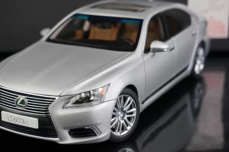 [AutoArt] 1:18 Lexus 2013 LS 600hL Silver Model Car Die-Cast