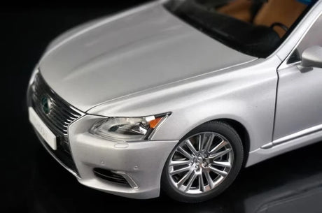 [AutoArt] 1:18 Lexus 2013 LS 600hL Silver Model Car Die-Cast