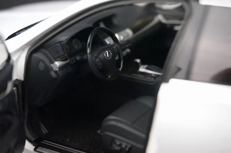 [AutoArt] 1:18 Lexus 2013 LS 600hL White Model Car Die-Cast