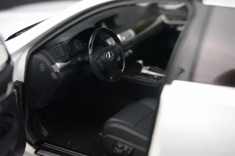 [AutoArt] 1:18 Lexus 2013 LS 600hL White Model Car Die-Cast