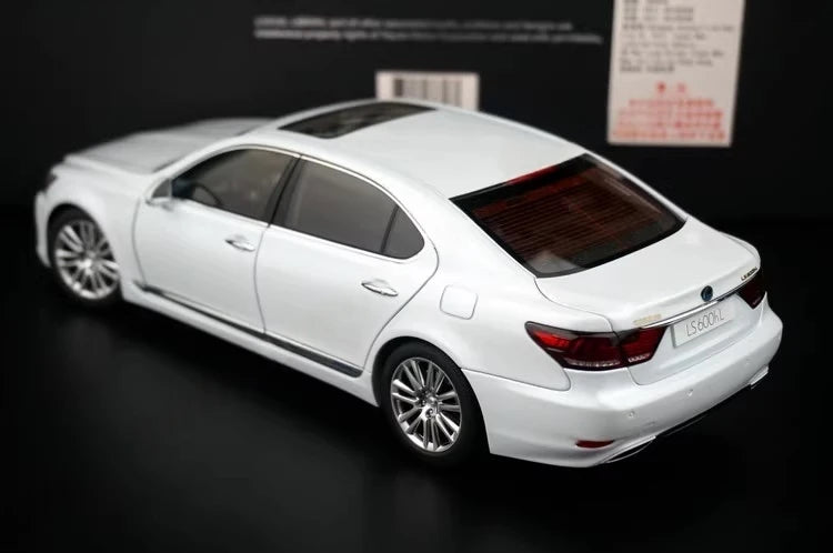 [AutoArt] 1:18 Lexus 2013 LS 600hL White Model Car Die-Cast