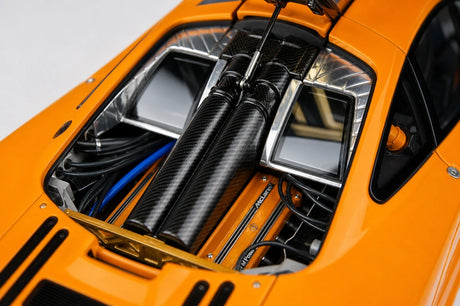 AutoArt McLaren 1995 F1 GTR LM بابايا أورانج 1:18 – نموذج معدني قابل للجمع من القالب المصبوب