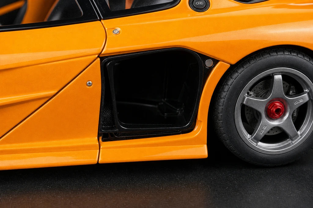 AutoArt McLaren 1995 F1 GTR LM بابايا أورانج 1:18 – نموذج معدني قابل للجمع من القالب المصبوب