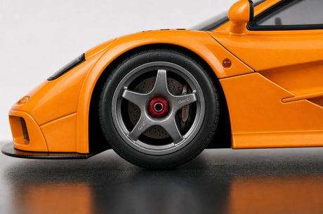 AutoArt McLaren 1995 F1 GTR LM بابايا أورانج 1:18 – نموذج معدني قابل للجمع من القالب المصبوب